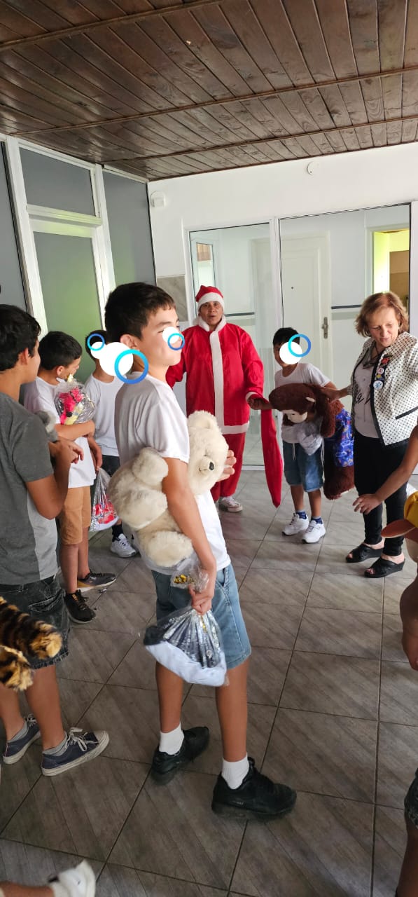 Donación de ropa al hogar de niños 